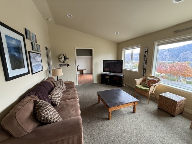 Building Photo - 165 Coral St