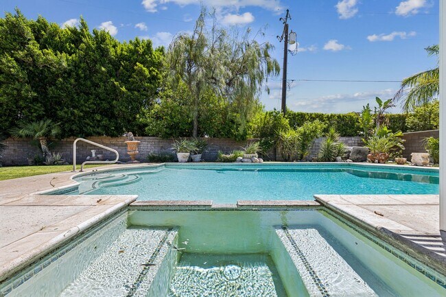 Building Photo - 3 Bed / 2 Bath Home with Bonus Room, Pool and Two Car Garage.