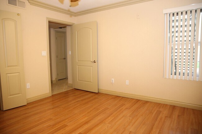 Building Photo - SW - COZY CONDO - 2 BEDROOM - 1ST FLOOR
