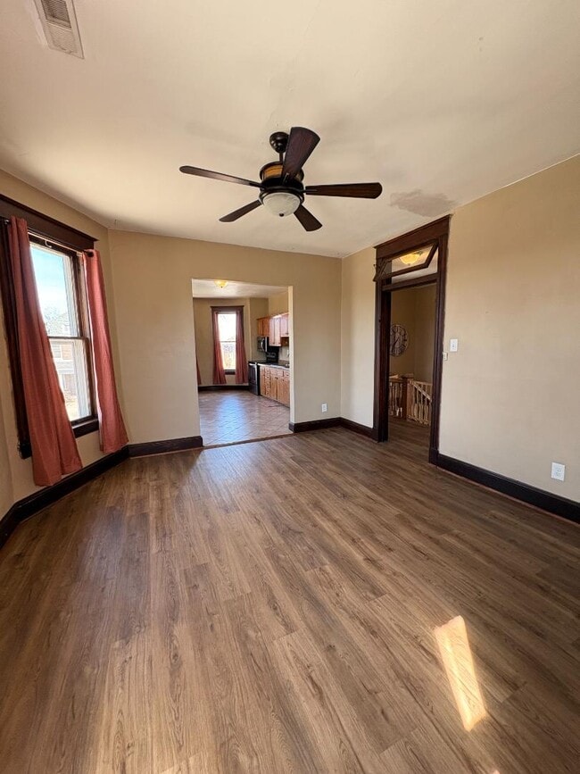 Building Photo - 327 Ash St