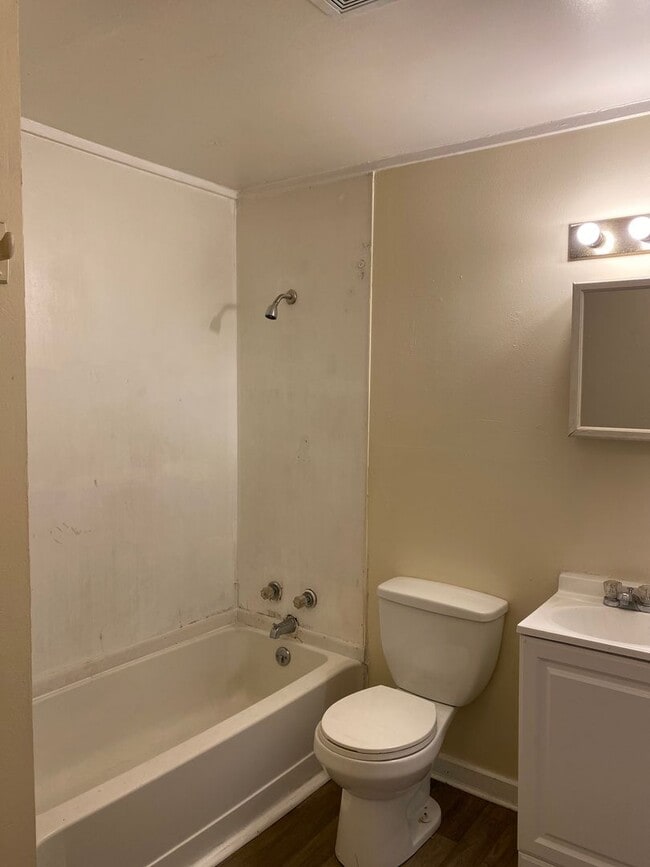Building Photo - 2 Bedroom