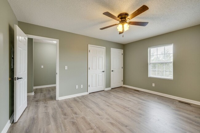 Building Photo - 2 br/ 1.5 bath condo Johnson City