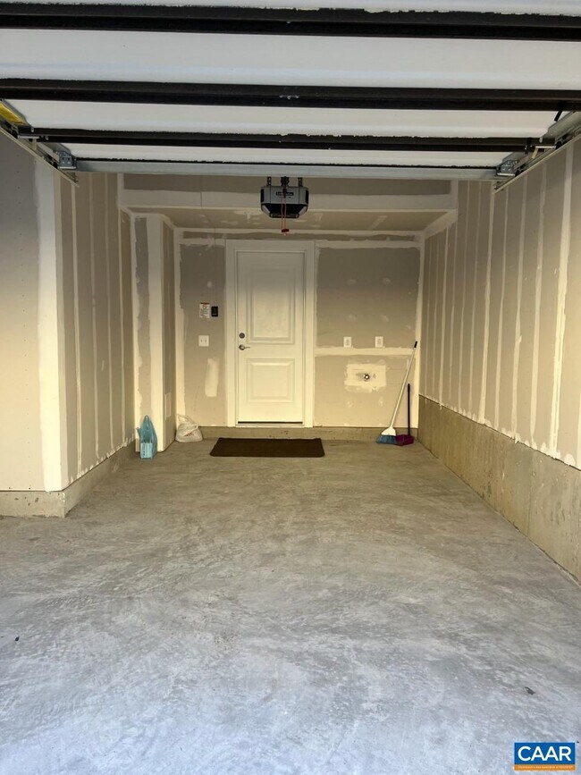 Building Photo - 807 Wesley Ln