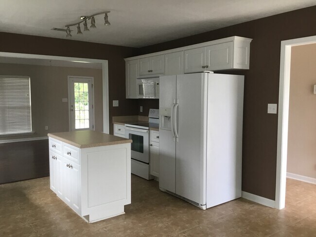 Building Photo - Private Back Yard - Walking Distance to Columbia Middle School & Grovetown High