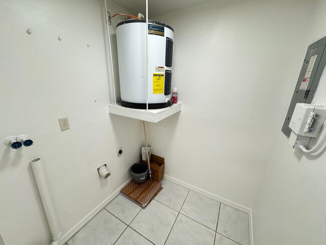 Building Photo - Cozy 2 Bedroom and 2 Bath Townhome in Kiss...