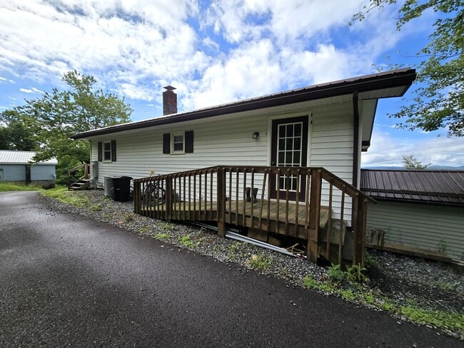 Building Photo - Open Space Upper Unit in Crumpler NC