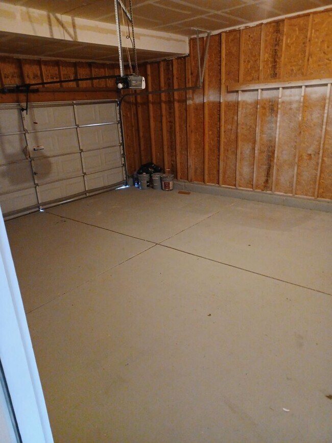 Building Photo - 8179 Meadowcrest Dr
