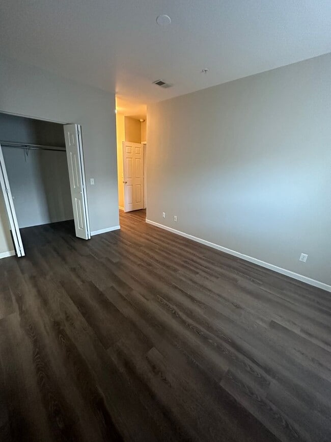 Building Photo - Updated 2 bed, 2 bath Upper Level Condo