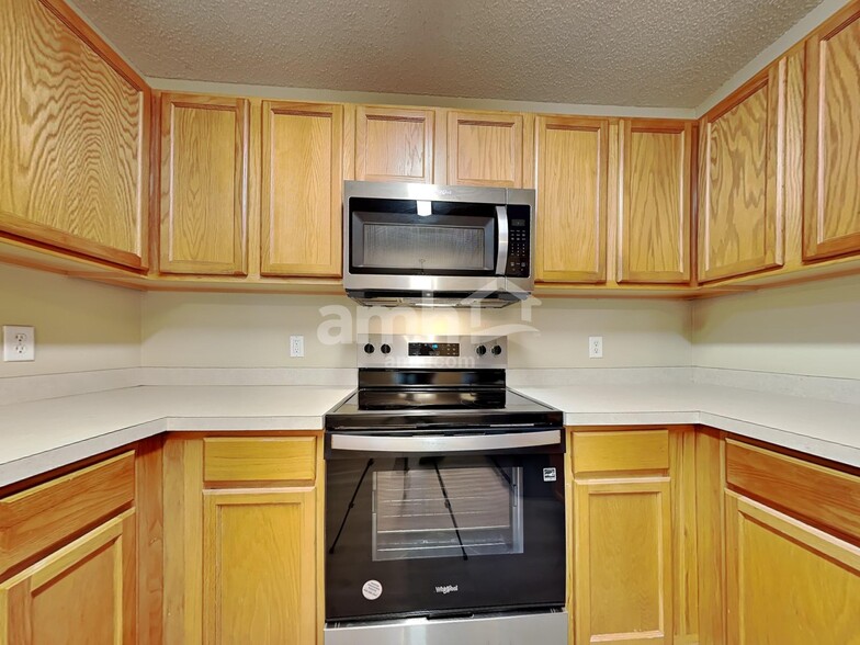 Building Photo - 20 Willow Lakes Dr