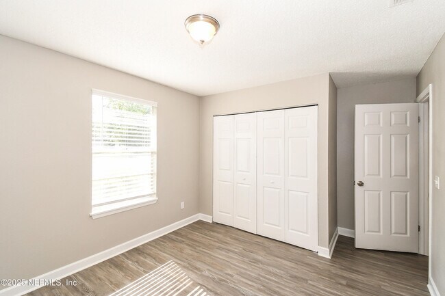 Building Photo - 1533 Raven Dr S