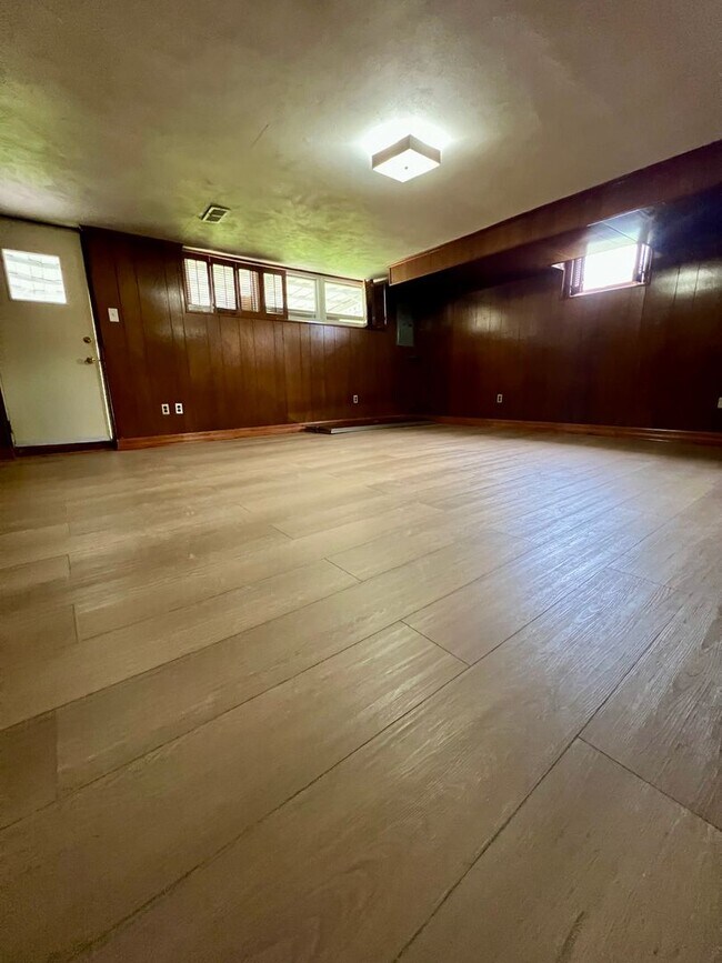Building Photo - Gorgeous 3-Bedroom Townhome with One-Car Garage in Roxborough! Available NOW!