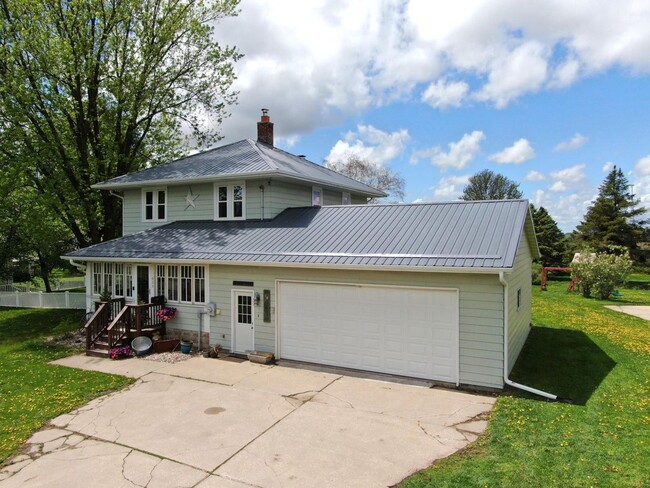 Building Photo - 4 bedroom 2 bath 2 car garage