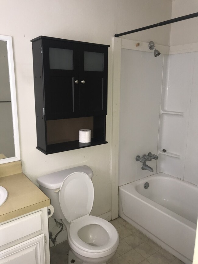 Building Photo - 3 Bedroom 2 Bath