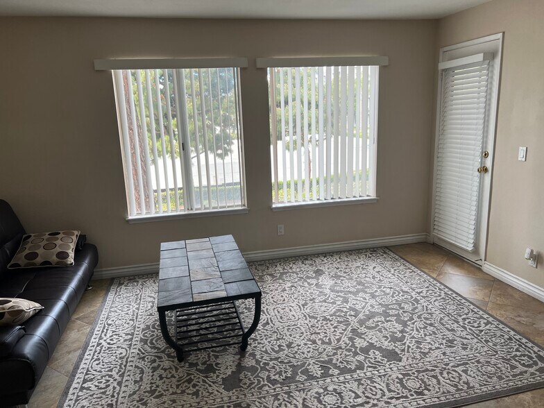 Building Photo - 8889 Caminito Plaza Centro