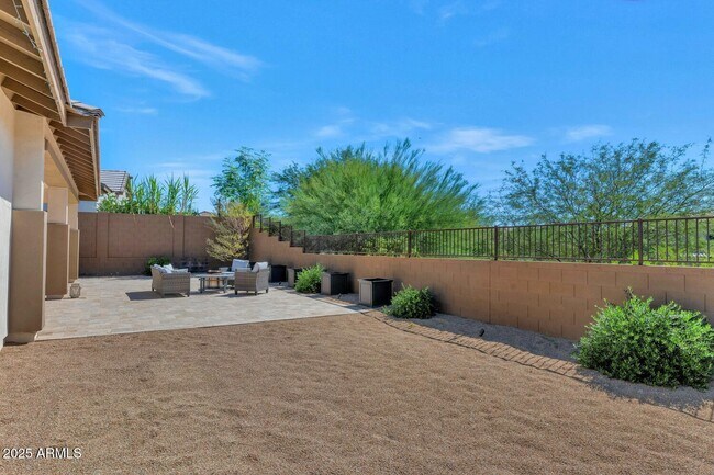 Building Photo - 2041 E Fallen Leaf Ln