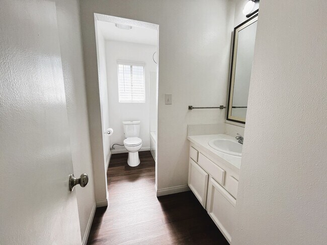 Building Photo - Turnkey 3-Bedroom Home with Modern Upgrade...