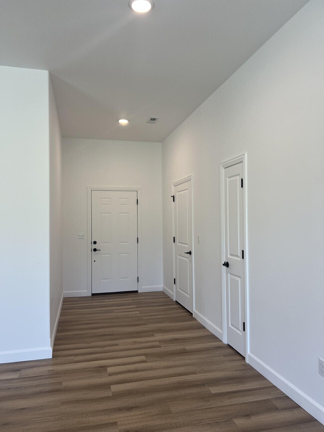 Building Photo - 3713 Swan Ct