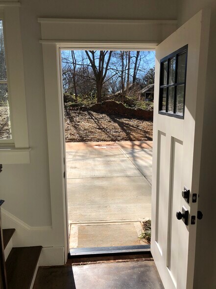 Building Photo - 2121 Roslyn Ave