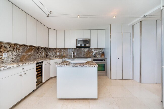 Building Photo - 613 Ocean Dr