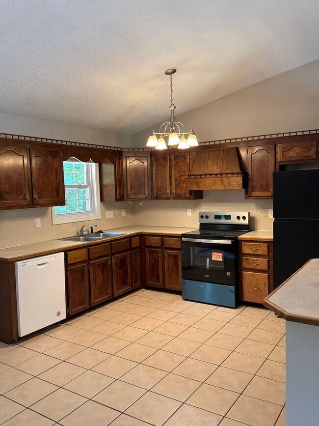 Building Photo - Available Now!! Three Bedroom Two Full Bath Home!