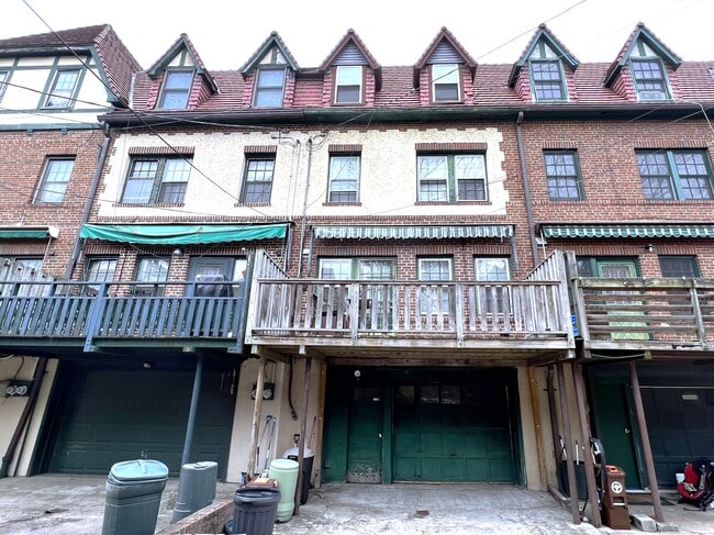 Building Photo - 2-17 Burns St