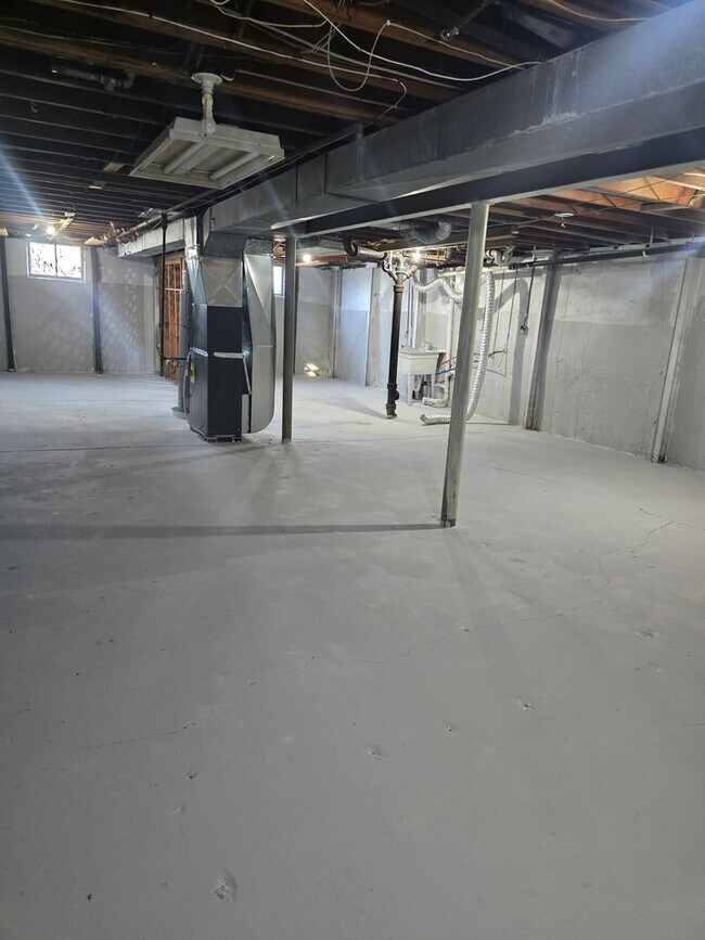 Building Photo - 3 Bedroom Ranch with large fenced in backyard