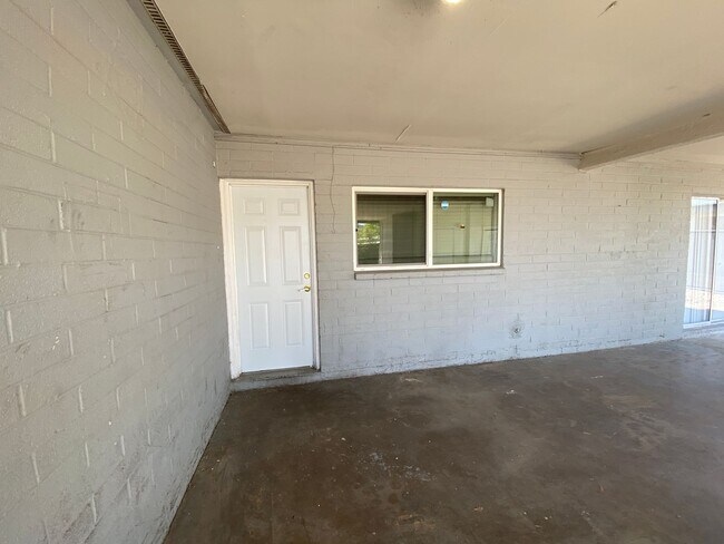 Building Photo - Charming 2 Bedroom, 1 Bathroom with private carport