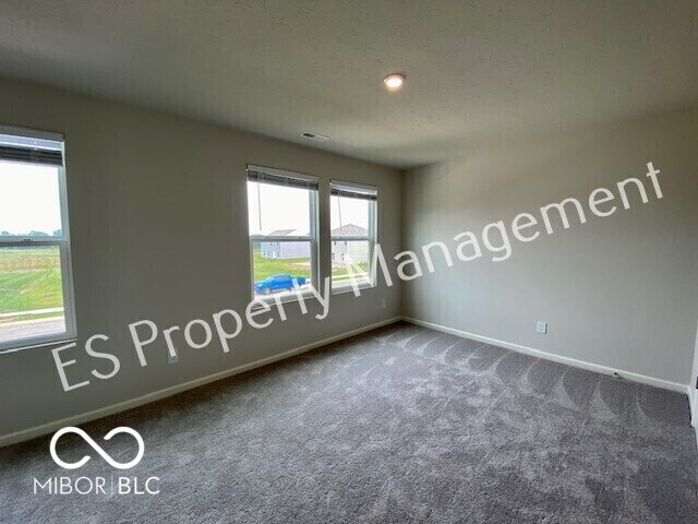 Building Photo - 2913 W Kings Cyn Dr