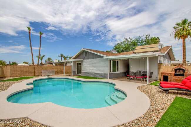 Primary Photo - 1411 E Broadmor Dr
