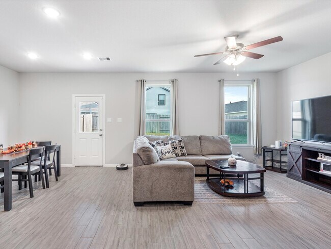 Building Photo - 10811 Violet Bloom Dr