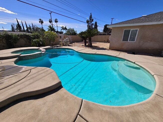 Building Photo - Beautiful 3 Bedroom Home with Pool