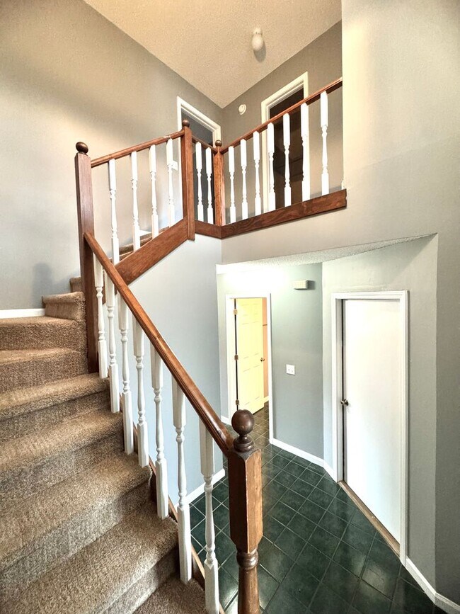 Building Photo - Available NOW -104 PIneridge