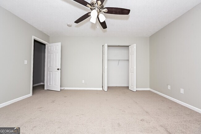 Building Photo - 3042 Medina Dr