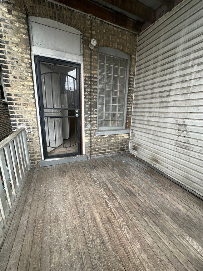 Building Photo - 4356 S Wells St