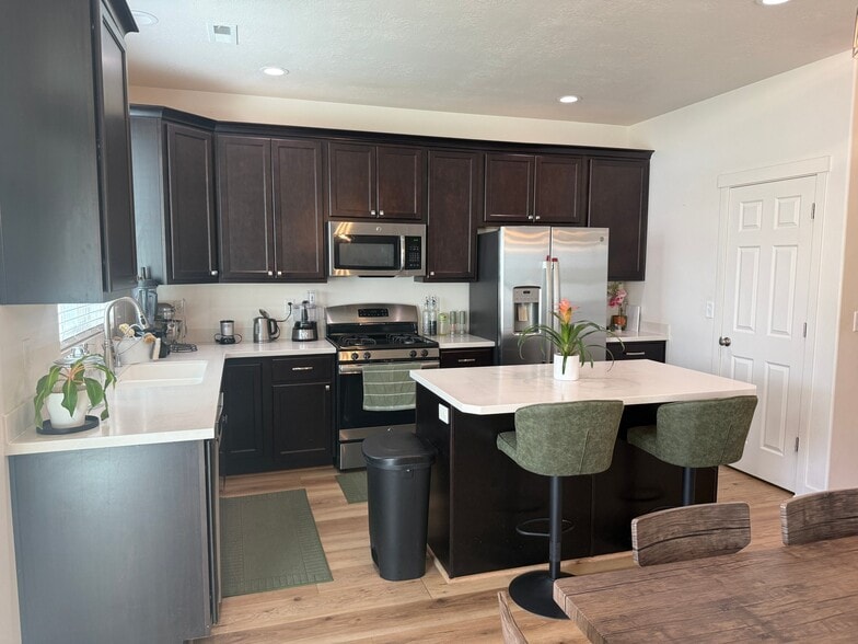 Building Photo - 885 W Edinburgh Dr