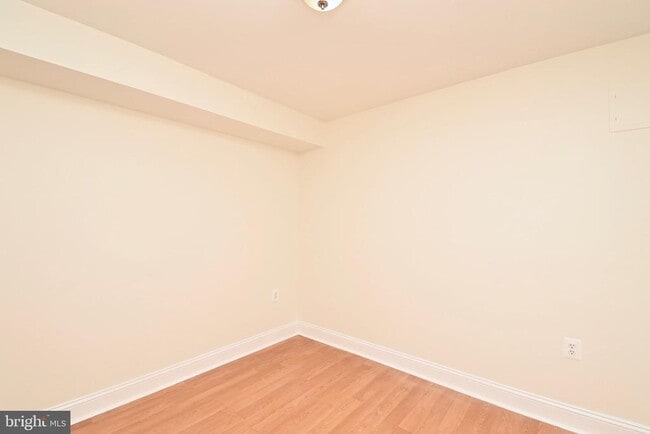 Building Photo - 620 9th St NE