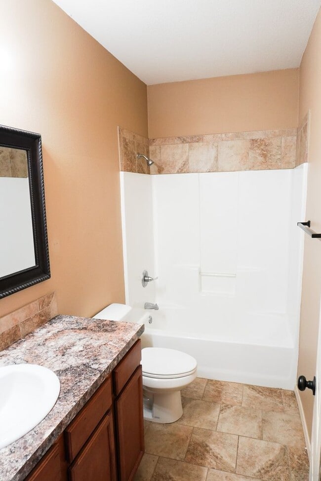 Building Photo - 3-Bed Duplex w Garage + Fenced Yard