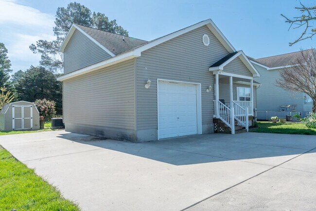 Building Photo - 2247 Pike Dr