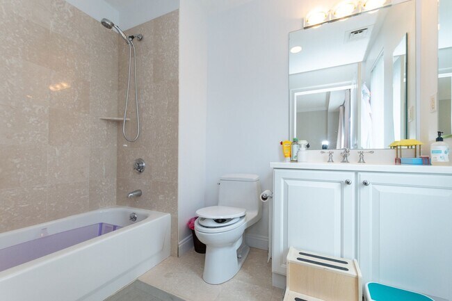 Building Photo - Amazing Brookline 3 bed 2.5 bath....