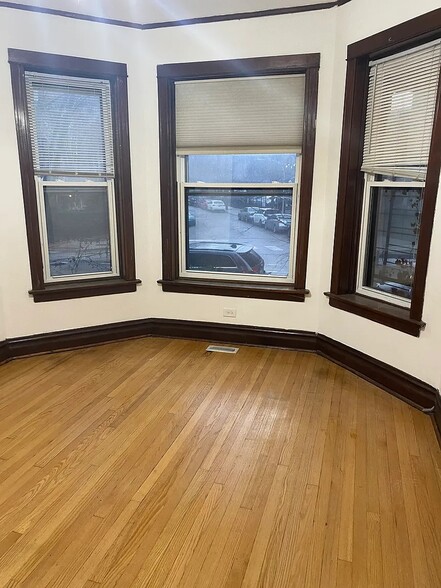 Building Photo - 844 W Aldine Ave