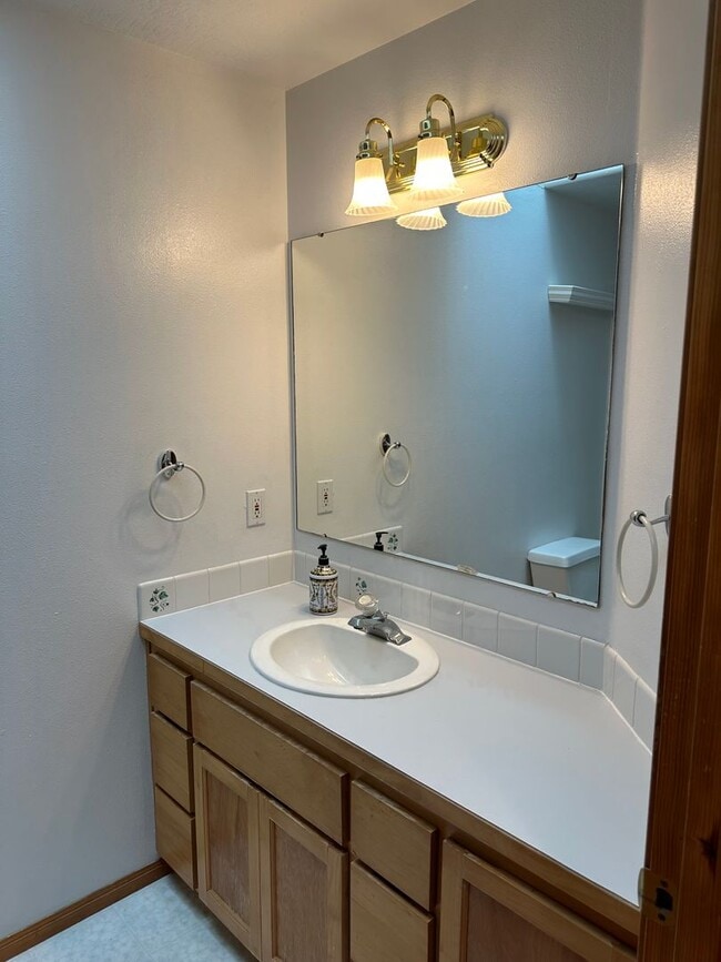 Building Photo - Beautifully updated 3 bedroom 2 bath house...