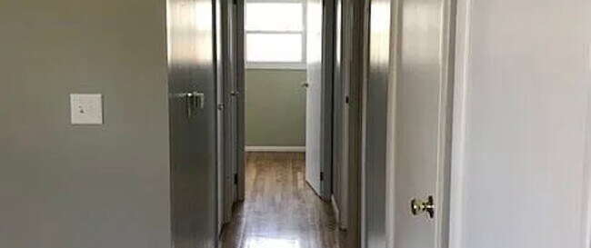 Building Photo - Available August 1, 2026 - 4BR 2BA next to Cascades Gold Course