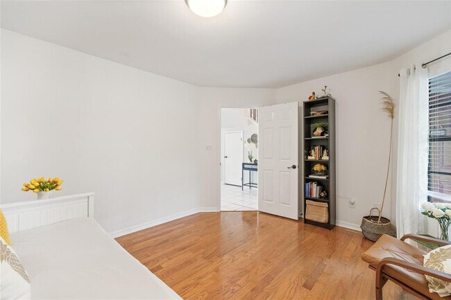 Building Photo - 4265 Brentwood Park Cir