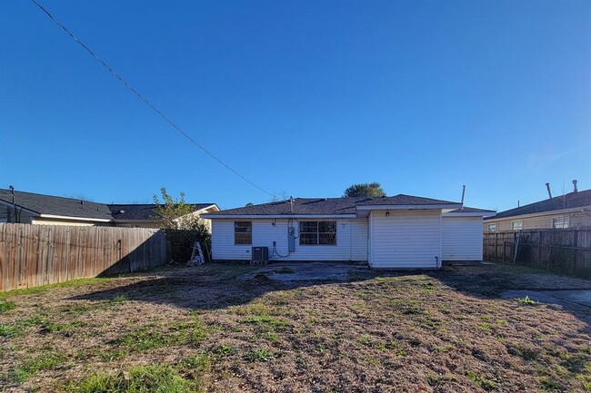 Building Photo - 4119 Holloway Dr