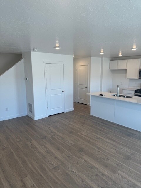 Building Photo - 877 E Oakum Ln