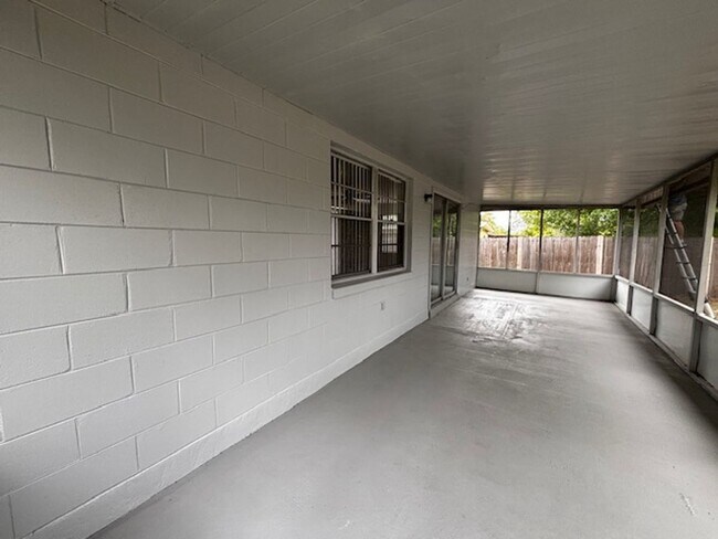 Building Photo - 2 or could be 3 bedroom -1 bath home in Deltona