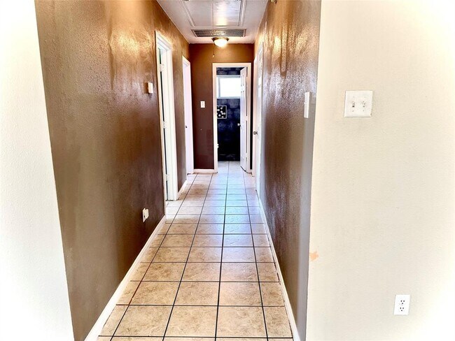 Building Photo - 22207 Falconwood Ln