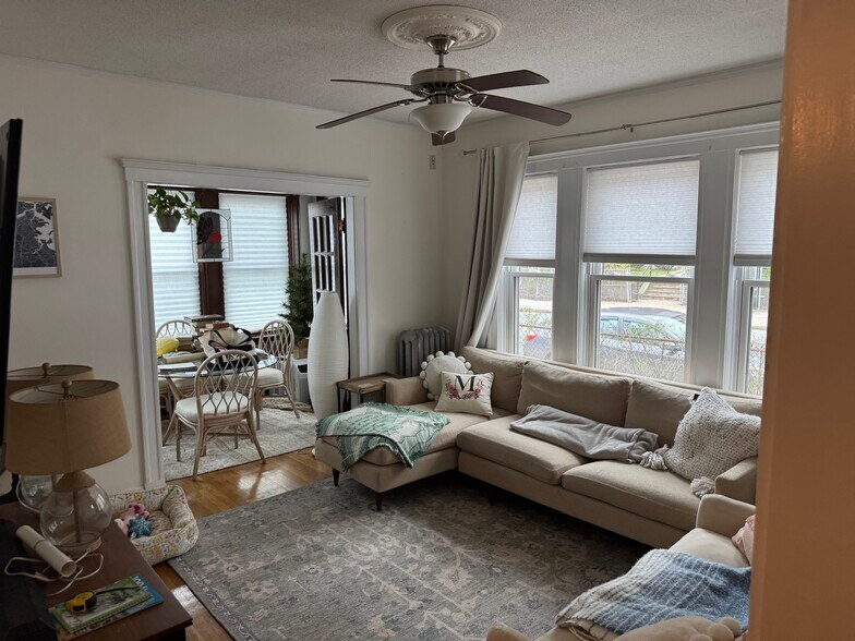 Living room with attached sunroom - 255 Faneuil St