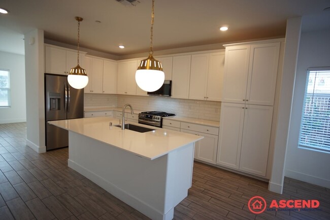 Building Photo - Stunning 5BD/4BA Home in Gossamer Grove — Solar, Modern Finishes, Nearly 3,000 Sq Ft & Pets Welcome!