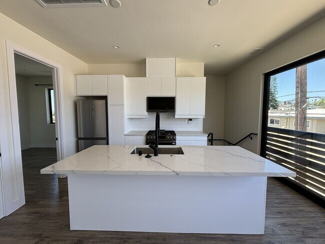 Building Photo - 2168 Balboa Ave
